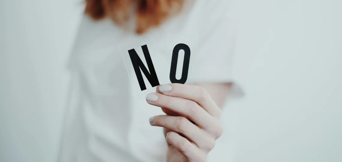 Mujer poniendo límites de forma asertiva en coaching de vida
