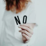 Mujer poniendo límites de forma asertiva en coaching de vida