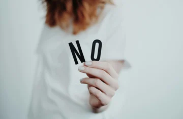 Mujer poniendo límites de forma asertiva en coaching de vida
