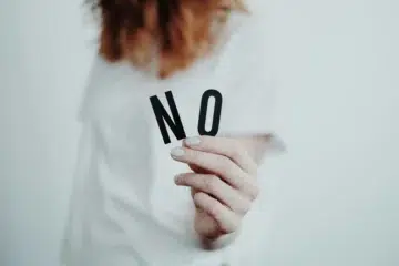 Mujer poniendo límites de forma asertiva en coaching de vida